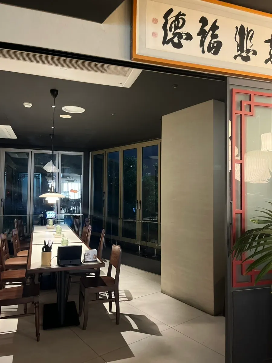 Lighting and seating atmosphere at Bueokgan Chinese