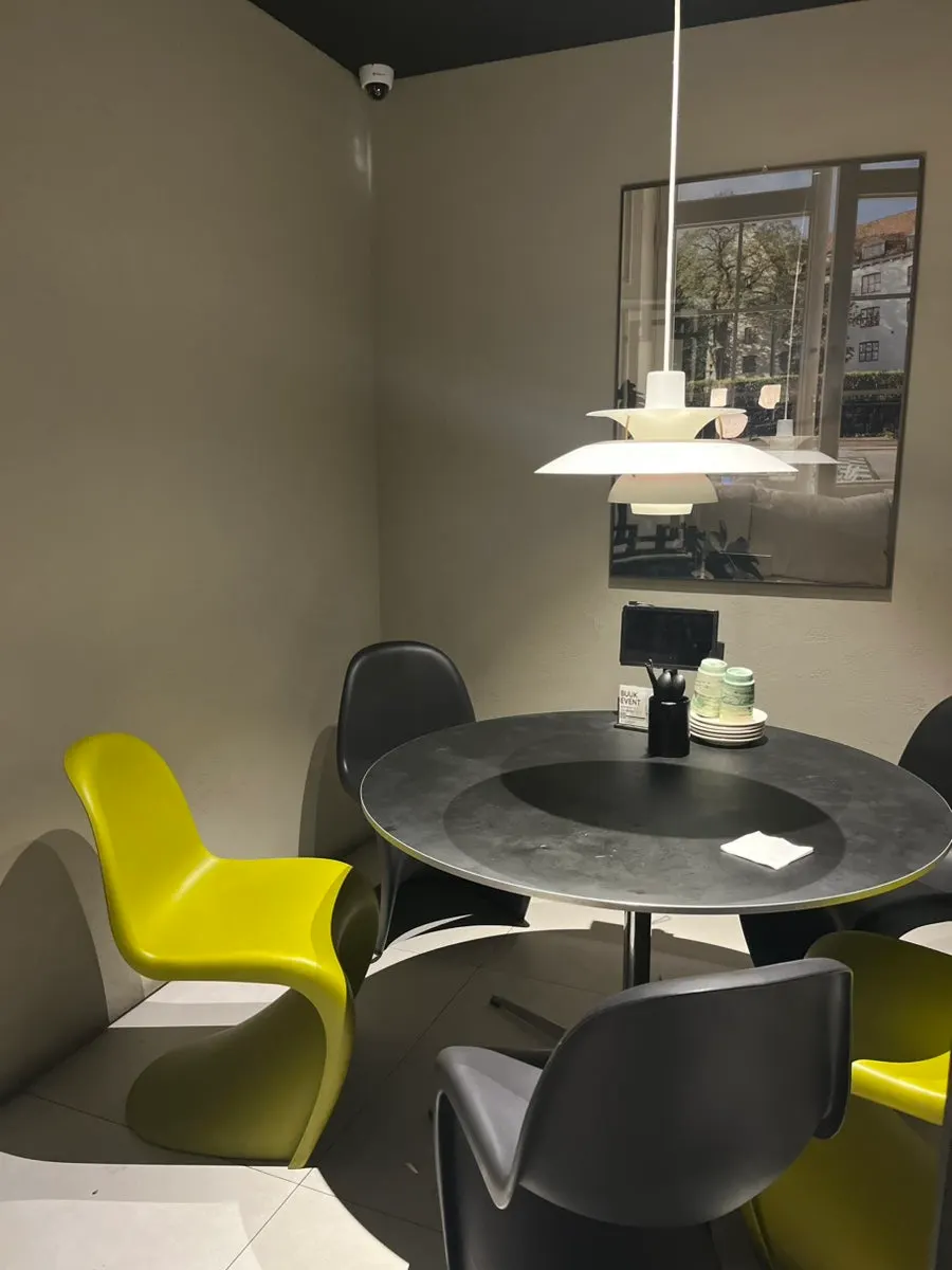 The roughly 330㎡ (100-pyeong) space with private group seating