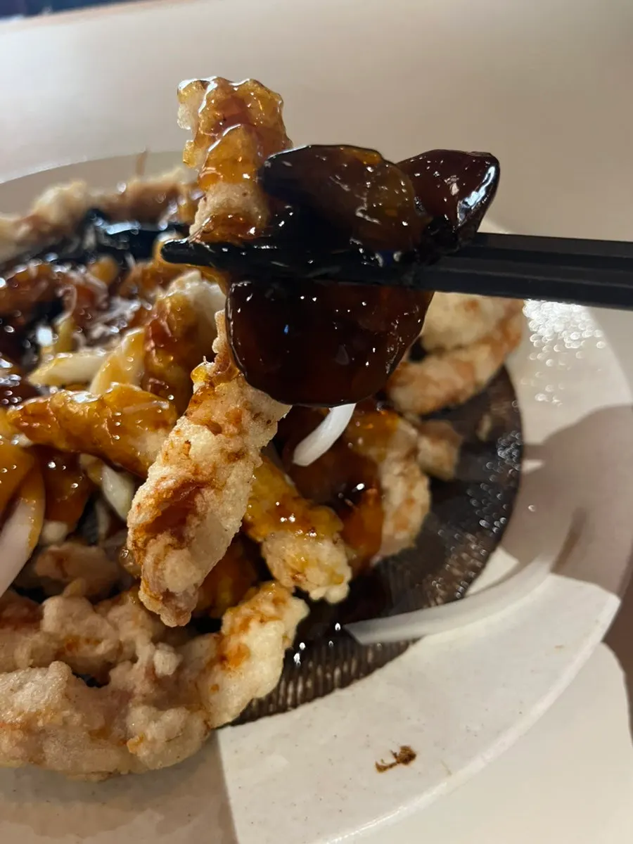 Black vinegar tangsuyuk with raw onion and wood ear mushroom
