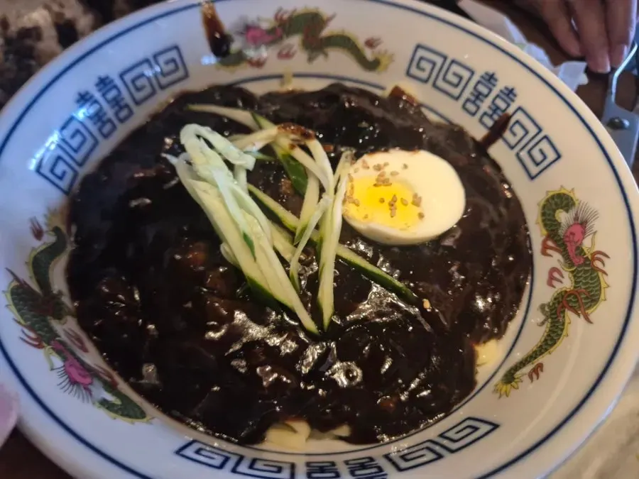 Jajangmyeon and jjamppong served on the table