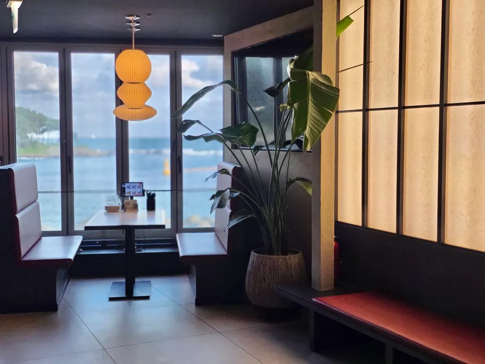 Pintu masuk dan dalaman restoran Bueokgan Chinese Marine City Branch