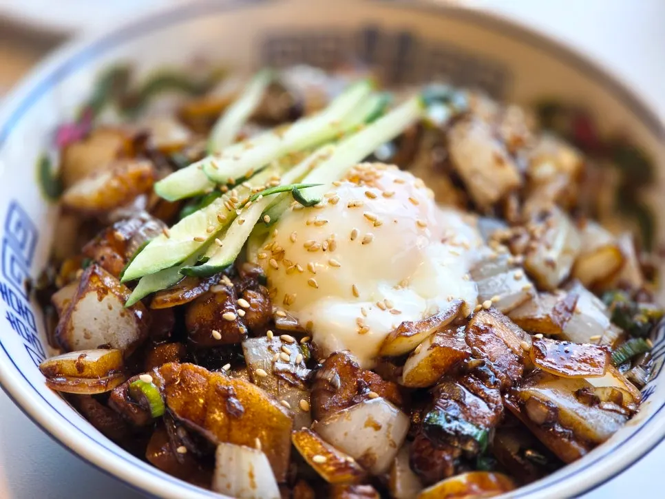 Susunan jajangmyeon dan tangsuyuk di meja