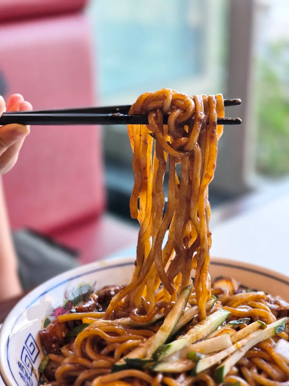 Poached-egg jajangmyeon dengan telur rebus di atas