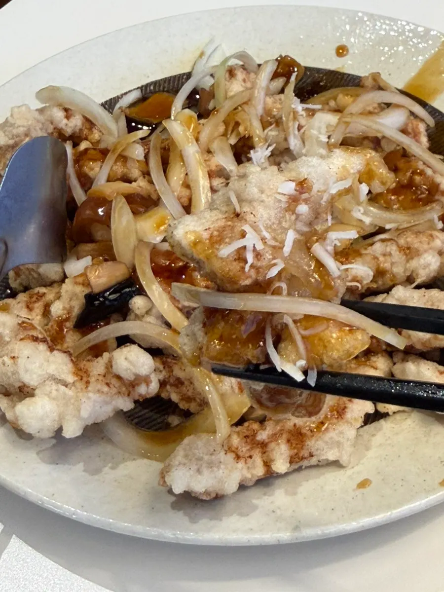 세팅된 테이블과 창밖 마린시티 풍경