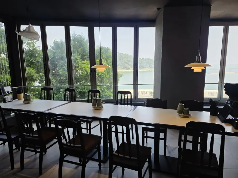 Room space suited for group gatherings