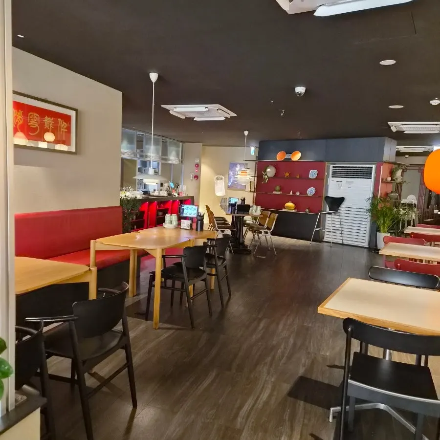 A corner of the restaurant seen while waiting for the order