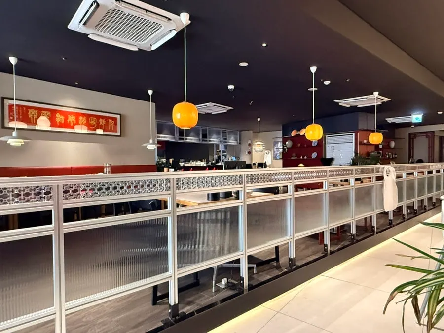 Ruang dalam restoran Cina bernada gelap dengan lampu titik