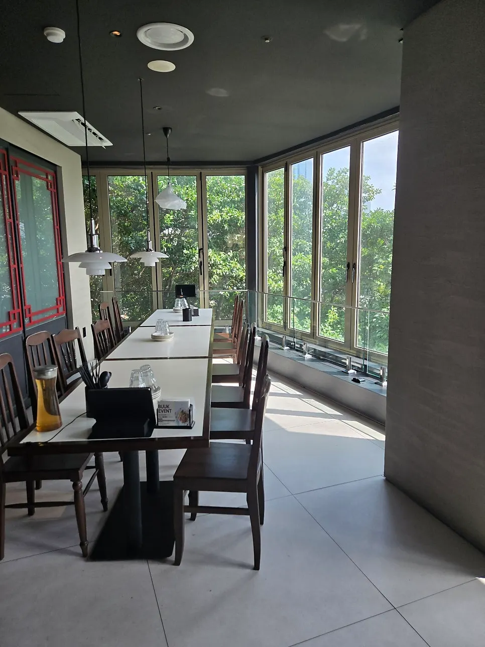 Khu vực chỗ ngồi rộng rãi, sạch đẹp của nhà hàng Trung Hoa