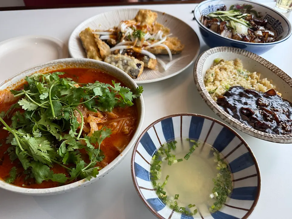 Bàn ăn với eohyang gaji twigim, jjamppong và ganjjajang