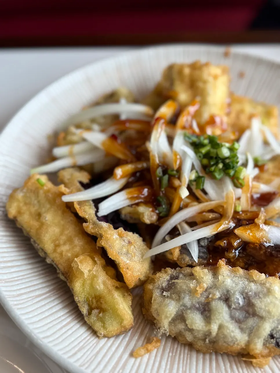 Mara gosu jjamppong có rau mùi và thịt bò