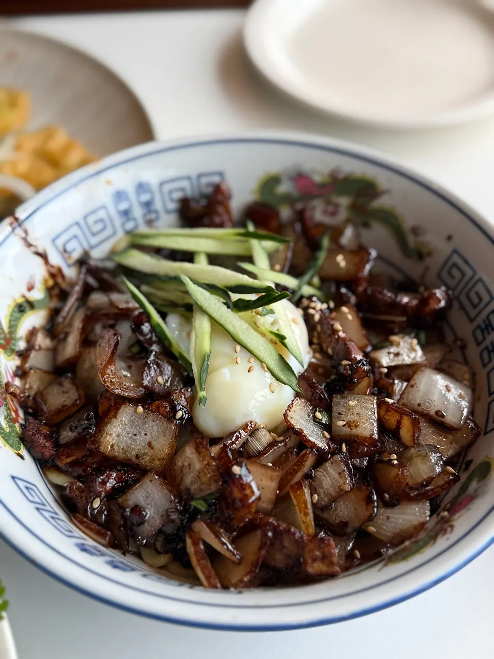 Ganjjajang ba chỉ với trứng chần trên mặt