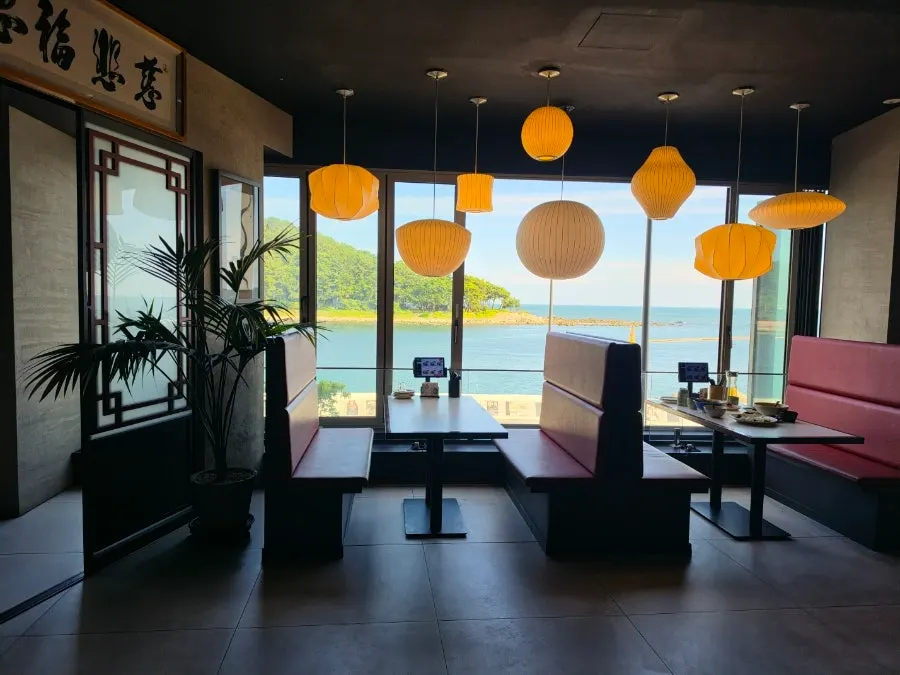 Hong Kong-style interior of Bueokgan Chinese