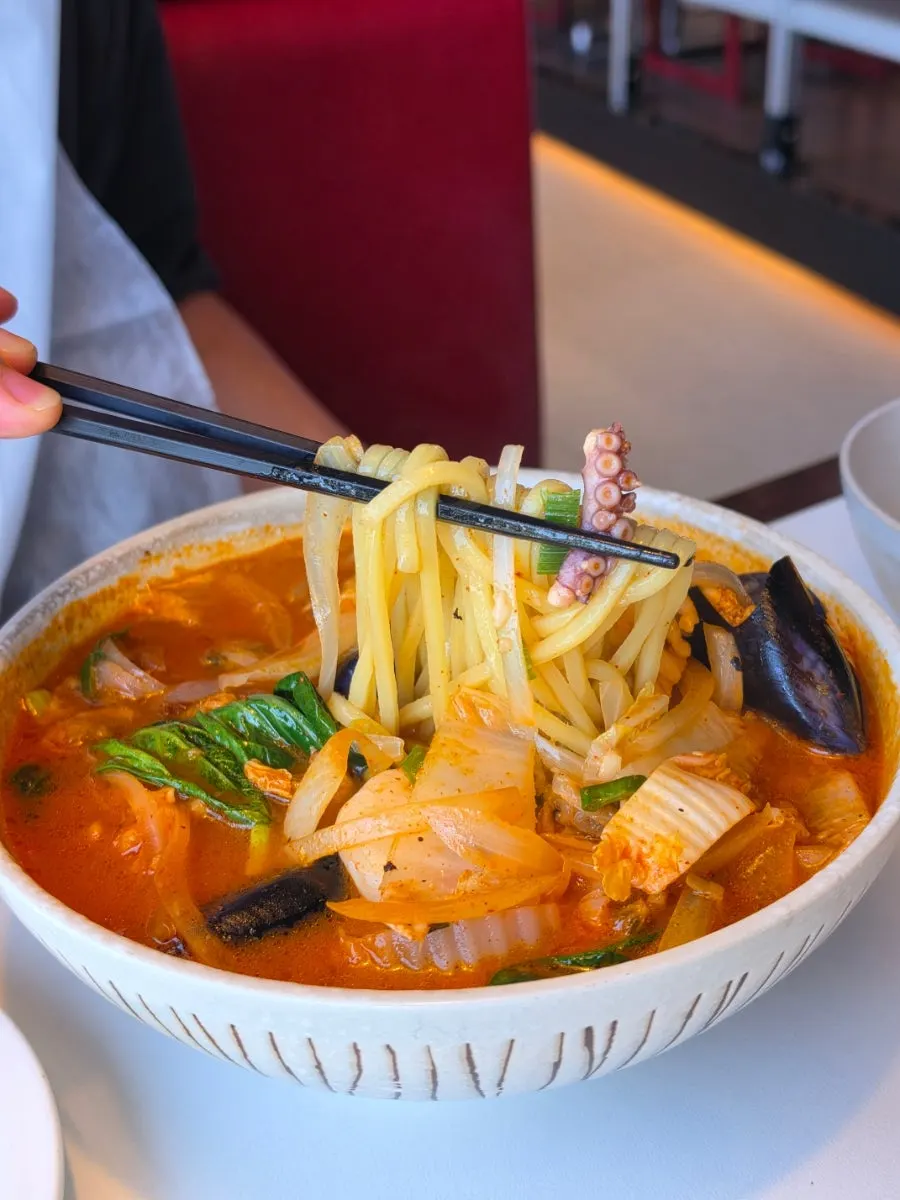 Lifting noodles from the jjamppong