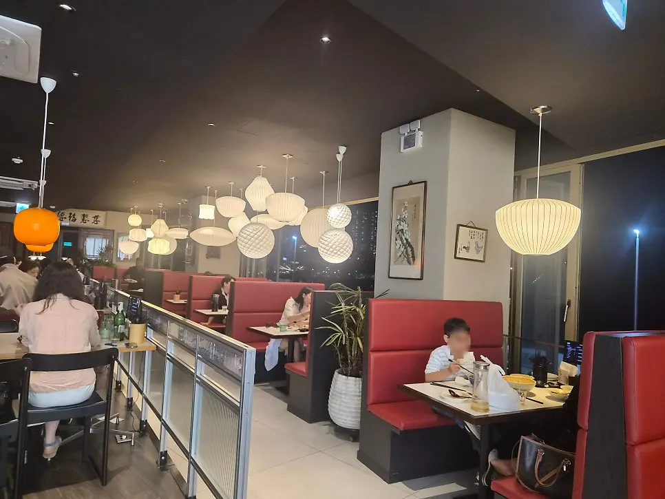 Interior atmosphere of the main dining hall at Bueokgan Chinese Marine City Branch