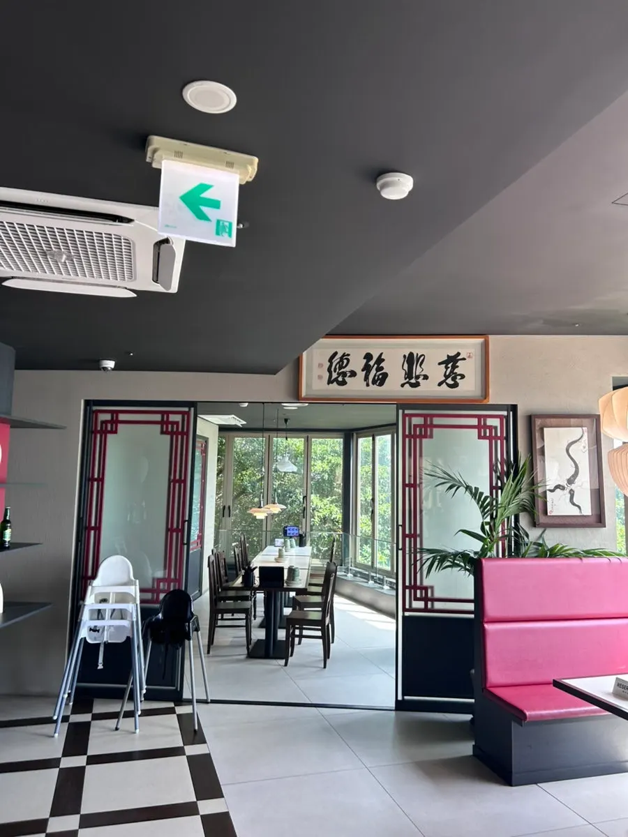 Directions to the Chinese restaurant on the second floor