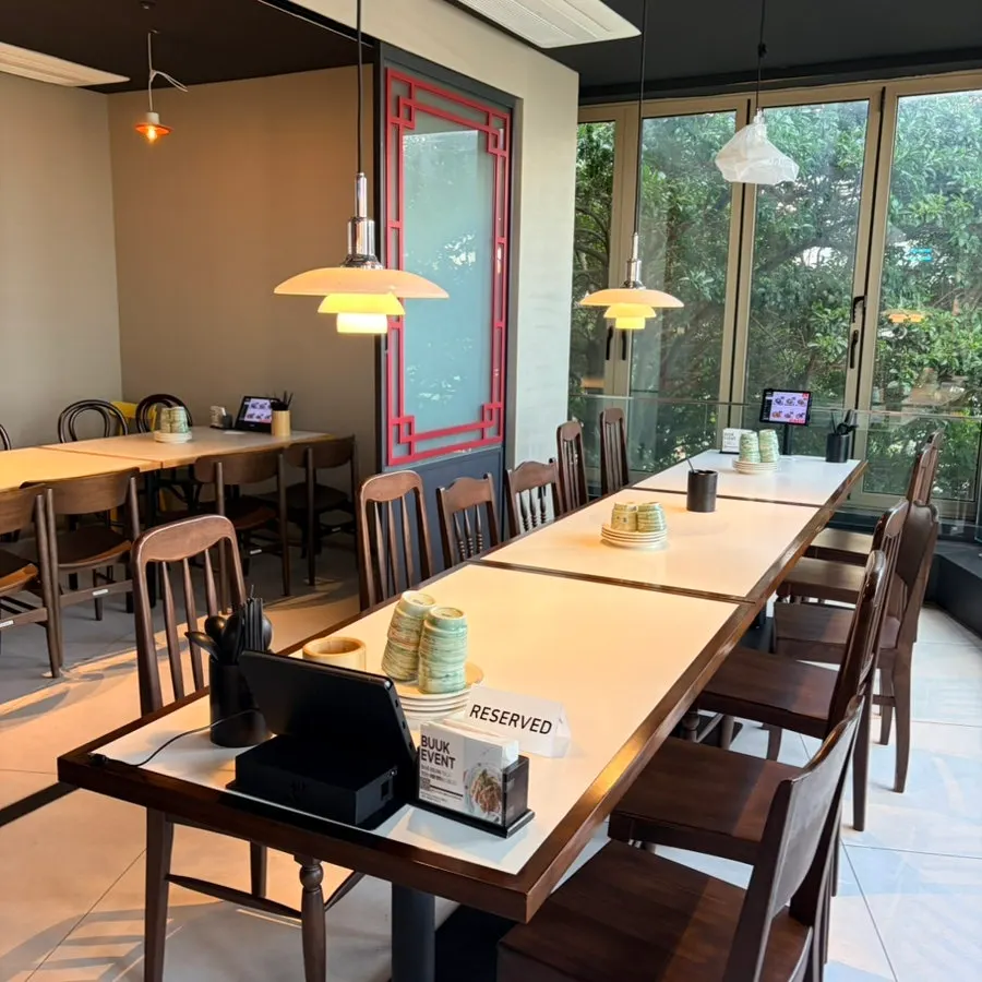 Tempat duduk restoran Cina yang menyediakan kerusi bayi