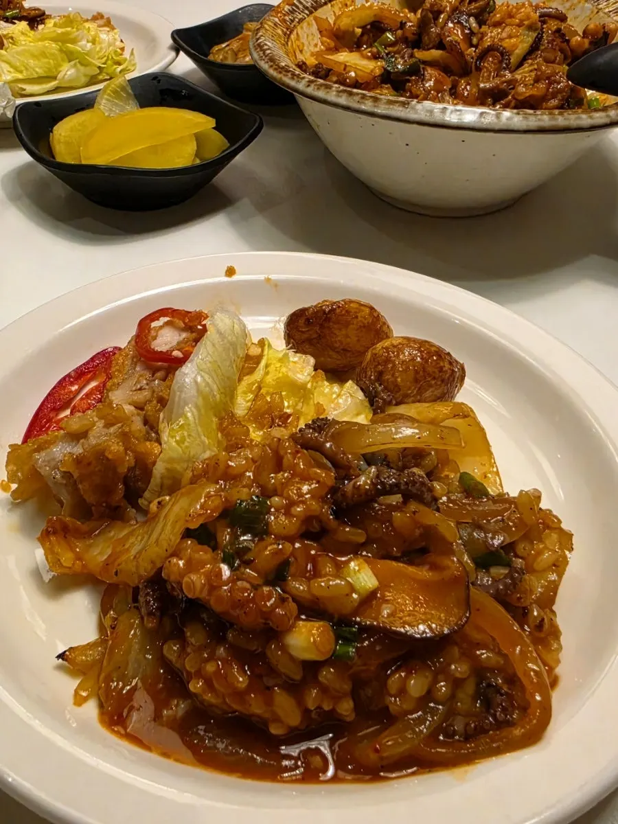 불맛이 어우러진 낙지 덮밥