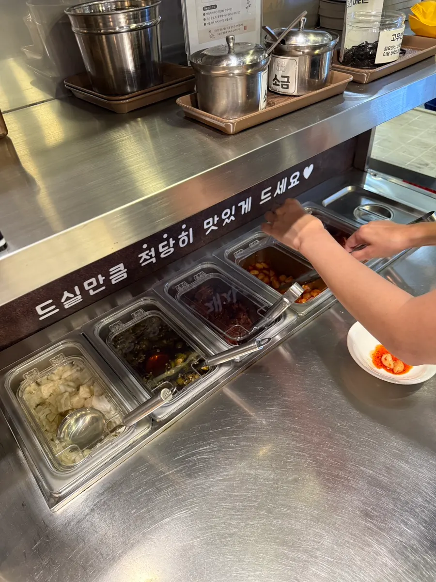 Self-service bar for additional side dishes at Masamgyetang