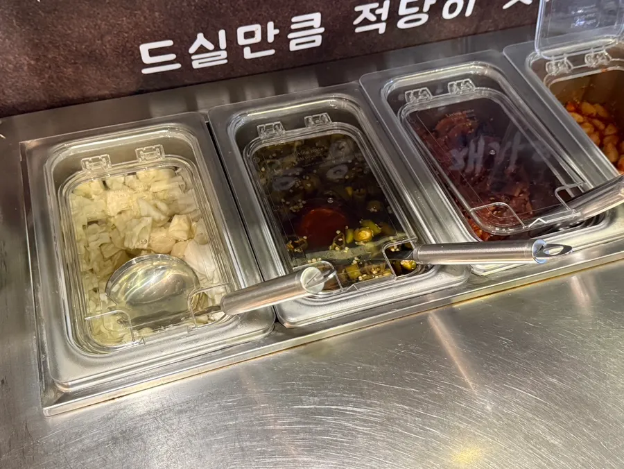 Additional side dishes at the Masamgyetang self-service bar