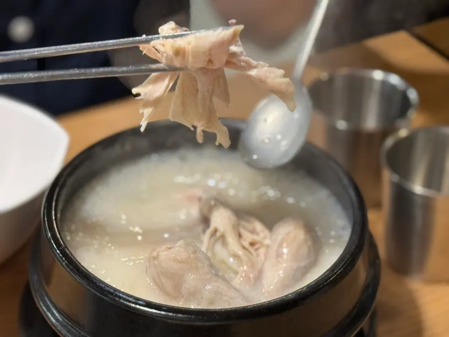 Masamgyetang chicken eaten with broth