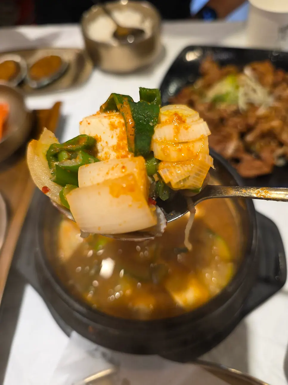 Full table of the grilled bulgogi set meal on the second visit to Yun Sikdang