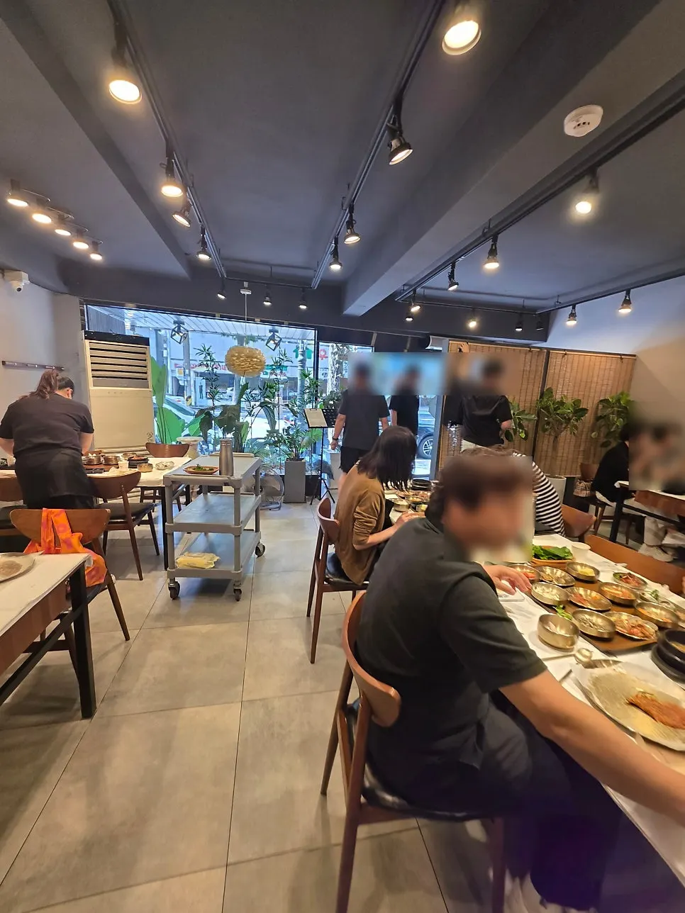 Yun Sikdang's dining room packed with customers