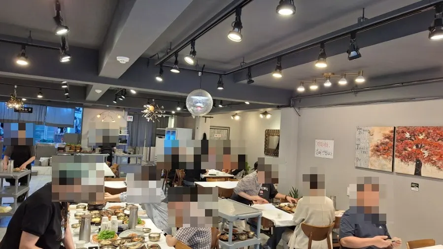 Tables with generous spacing at Yun Sikdang