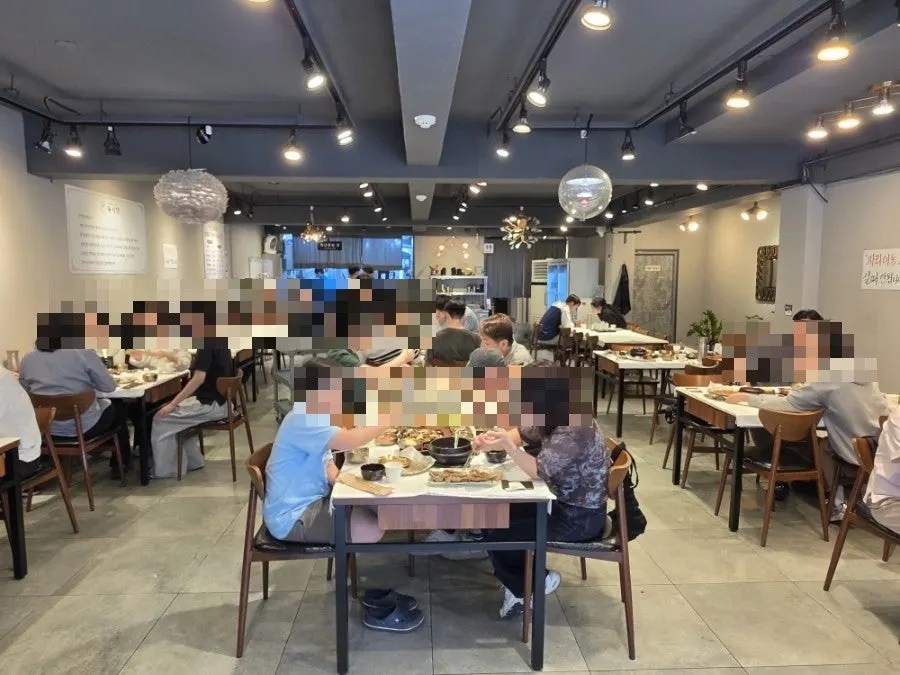 Yun Sikdang's dining room packed with families