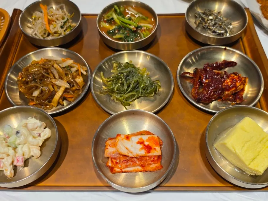 Yun Sikdang's basic nine-dish side dish spread