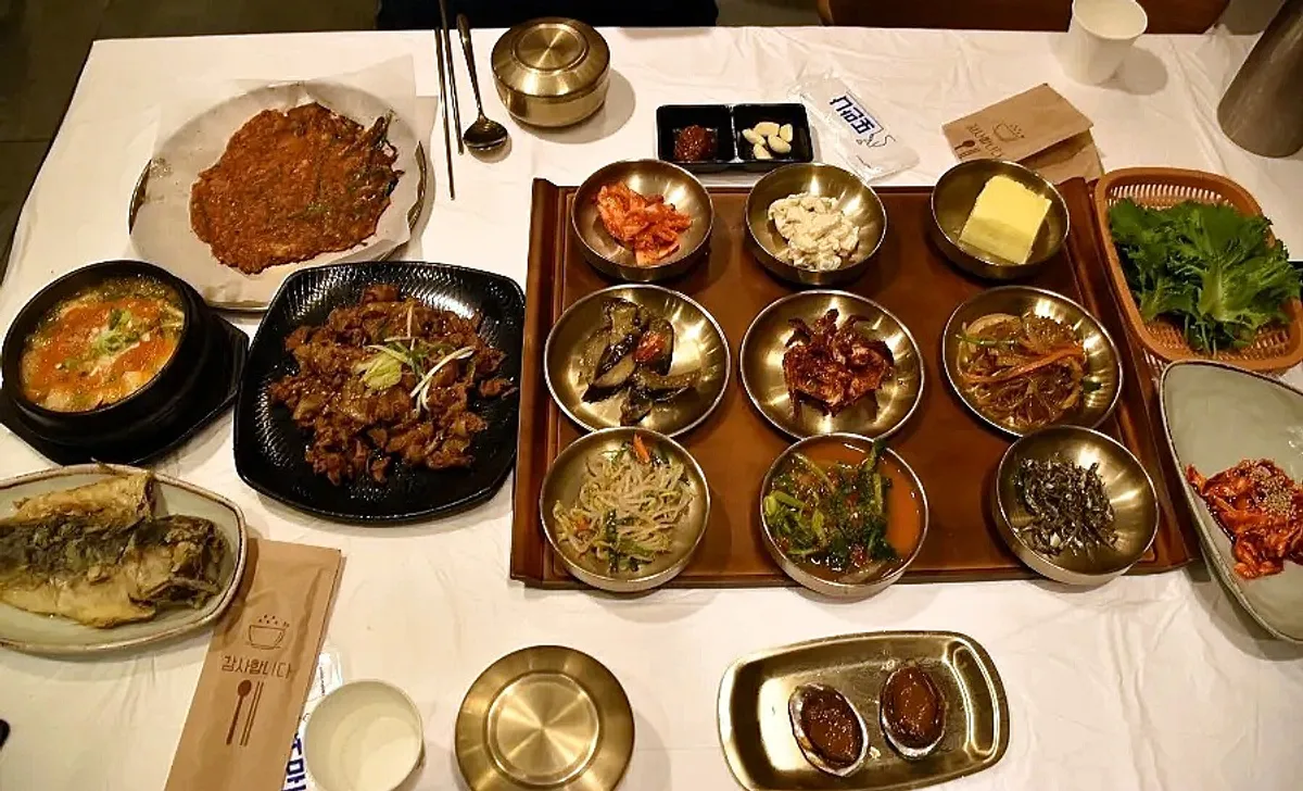 Yun Sikdang's grilled bulgogi set meal spread in Masan's Bukseong-ro