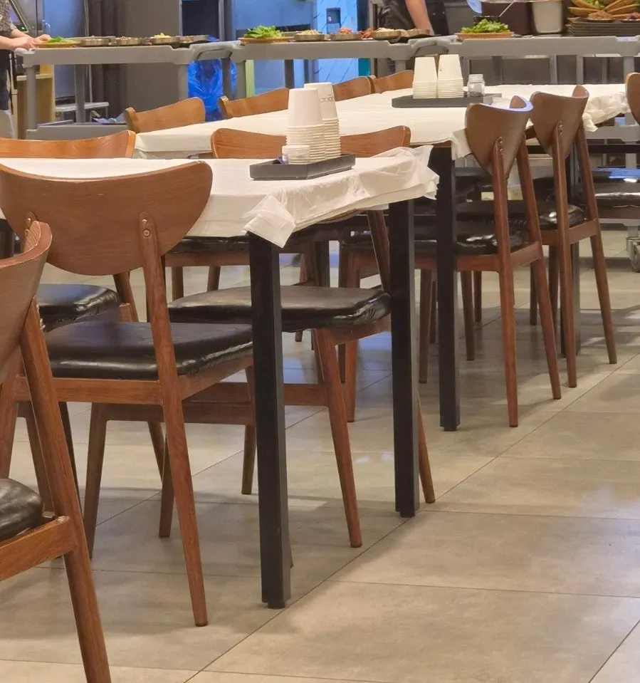 Tables for four and group seating inside Yun Sikdang