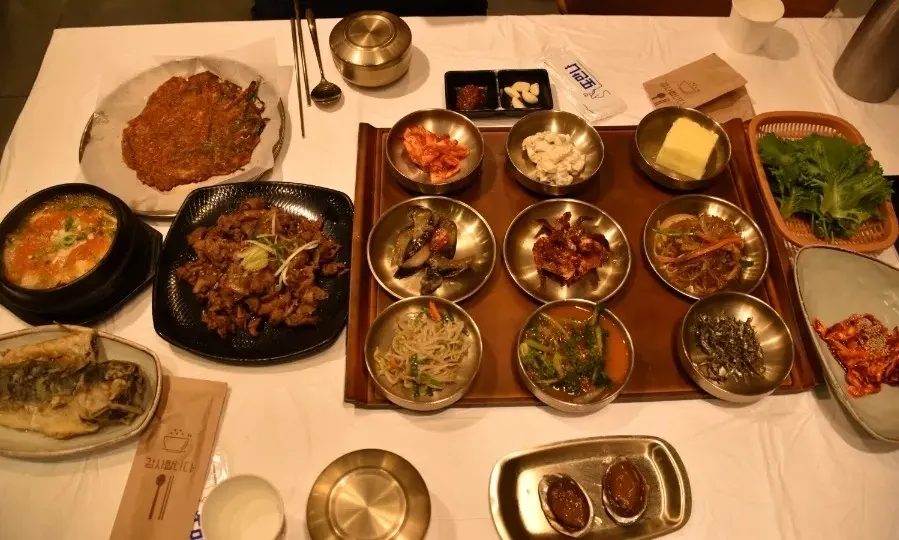 Yun Sikdang's grilled bulgogi set meal served all at once