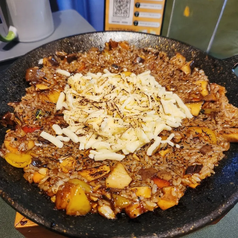 치즈를 올린 볶음밥