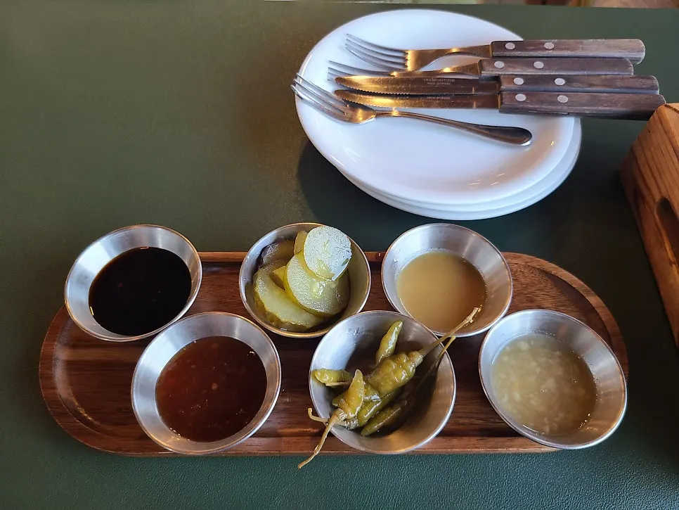 Table setting for the charcoal-grilled chicken thigh order