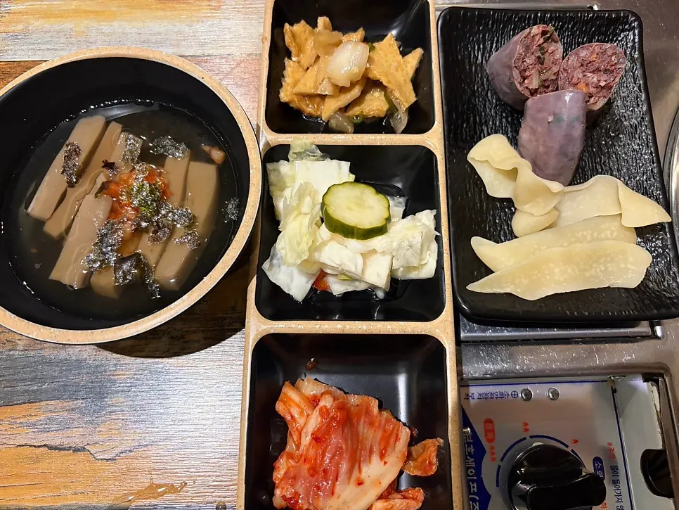 Basic side dishes of acorn jelly bowl, sundae, and potato dumplings