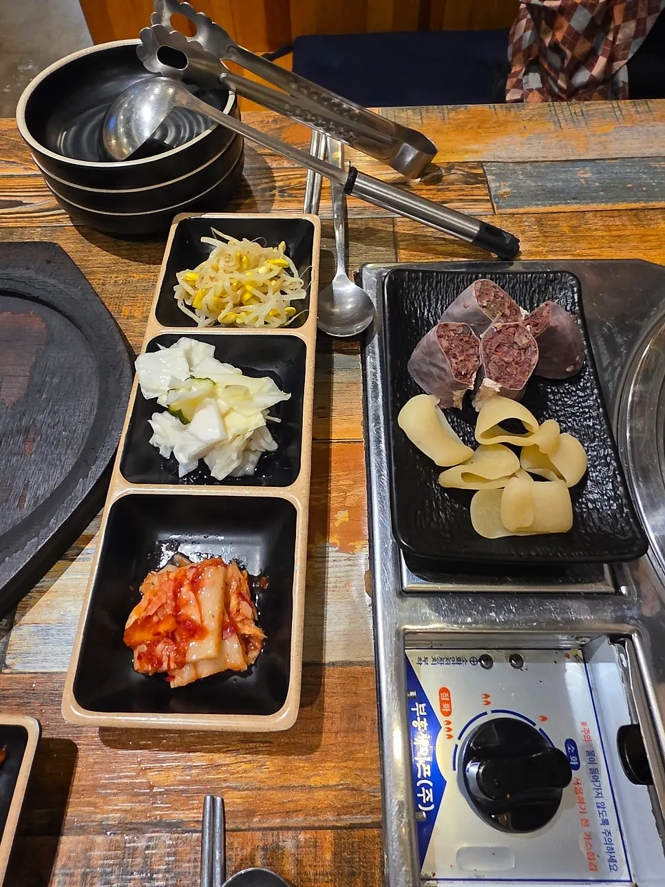 콩나물무침과 백김치 등 기본 반찬