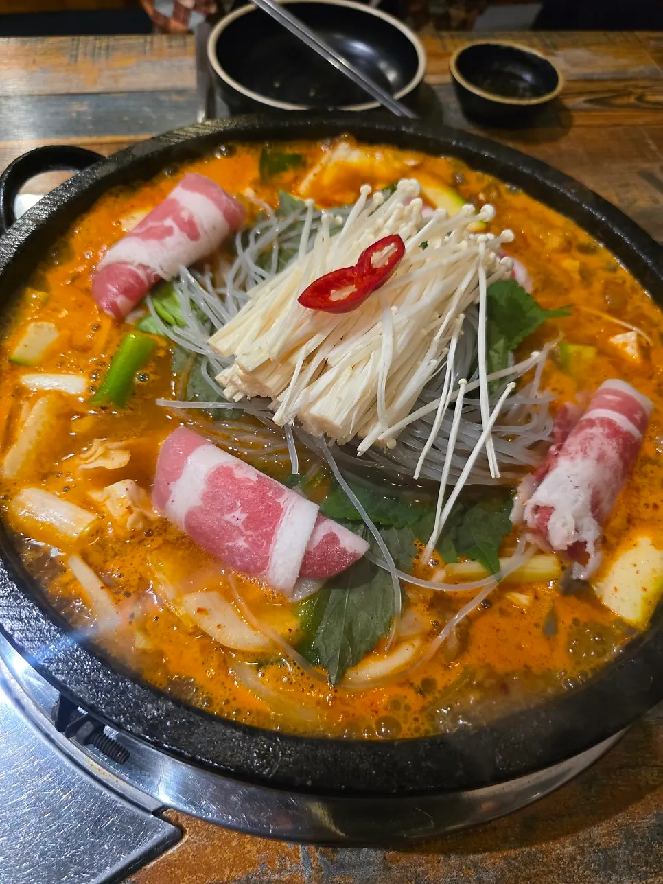 돌판에 끓기 시작한 한우 곱창전골