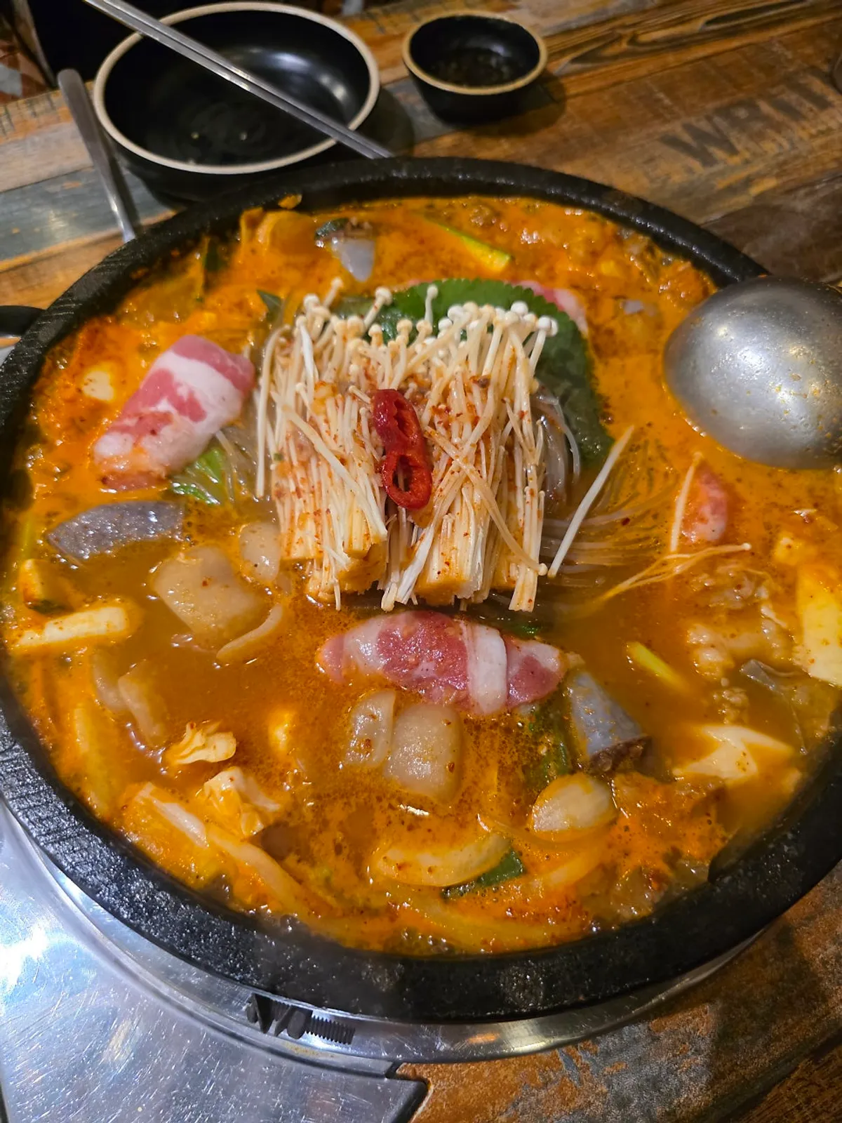 우삼겹과 야채가 푸짐한 한우 곱창전골