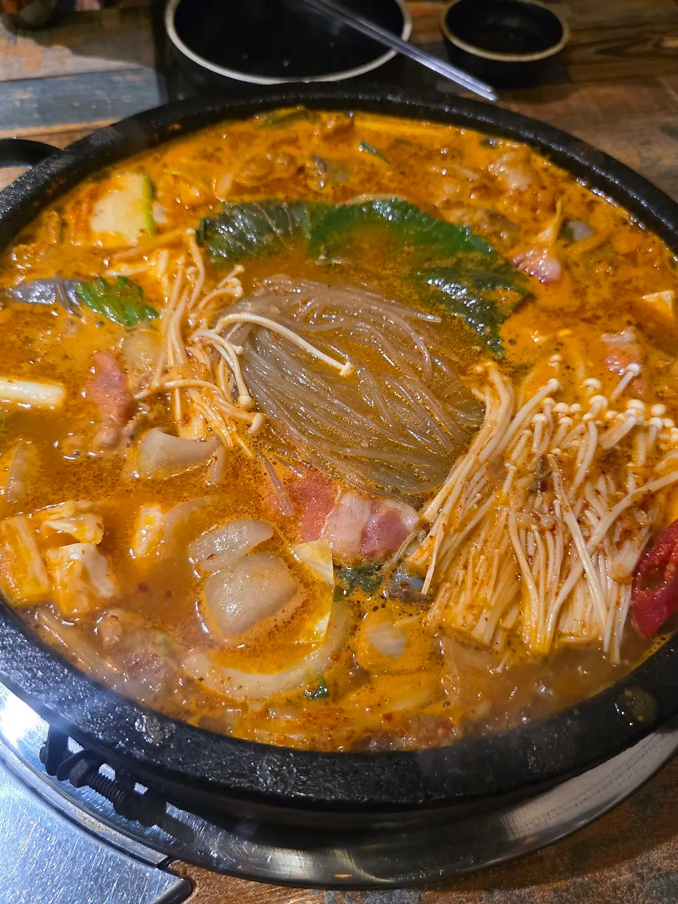 보글보글 끓는 곱창전골 클로즈업