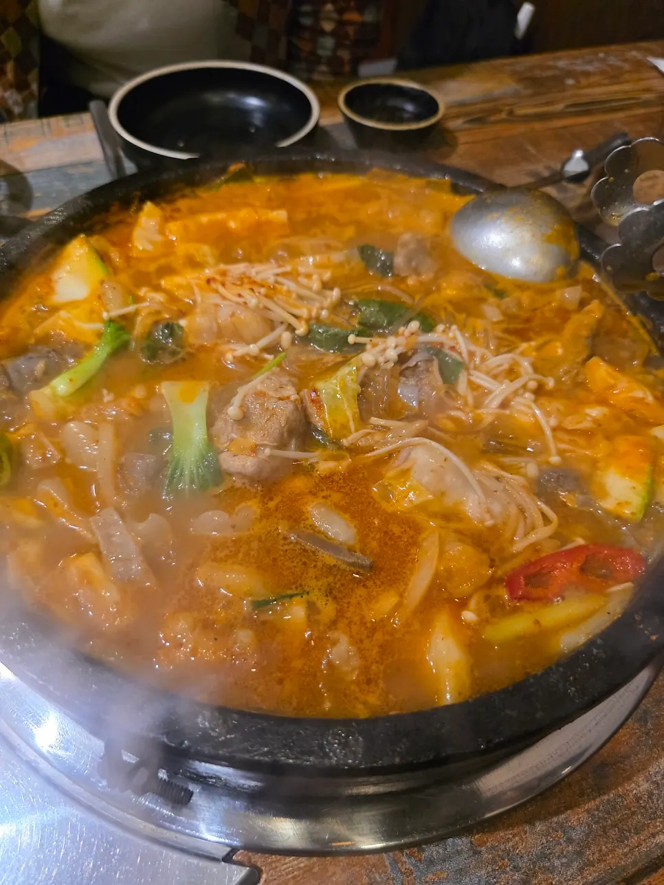전골에 들어간 한우 곱창과 내장