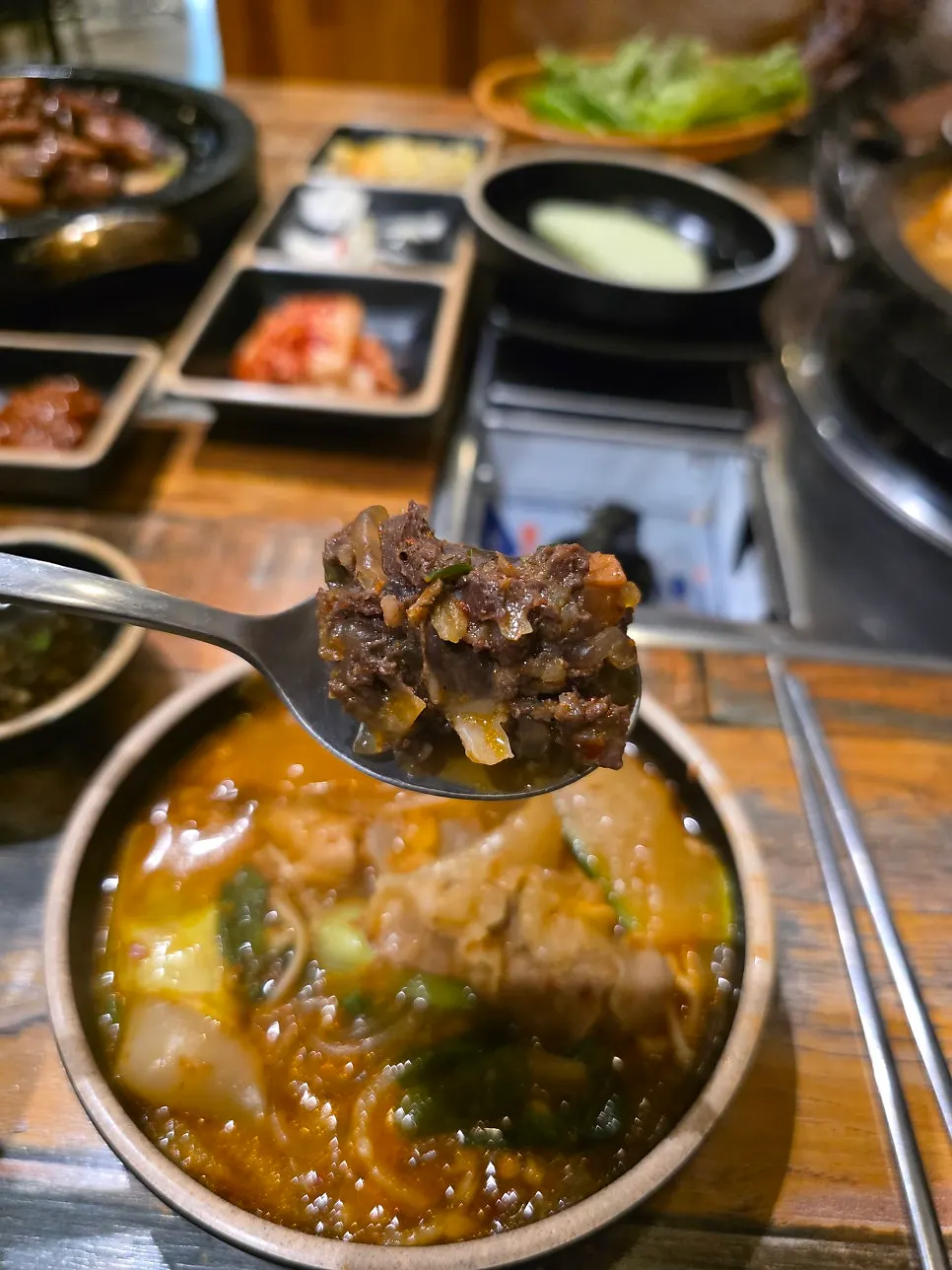 앞접시에 덜어낸 곱창과 야채