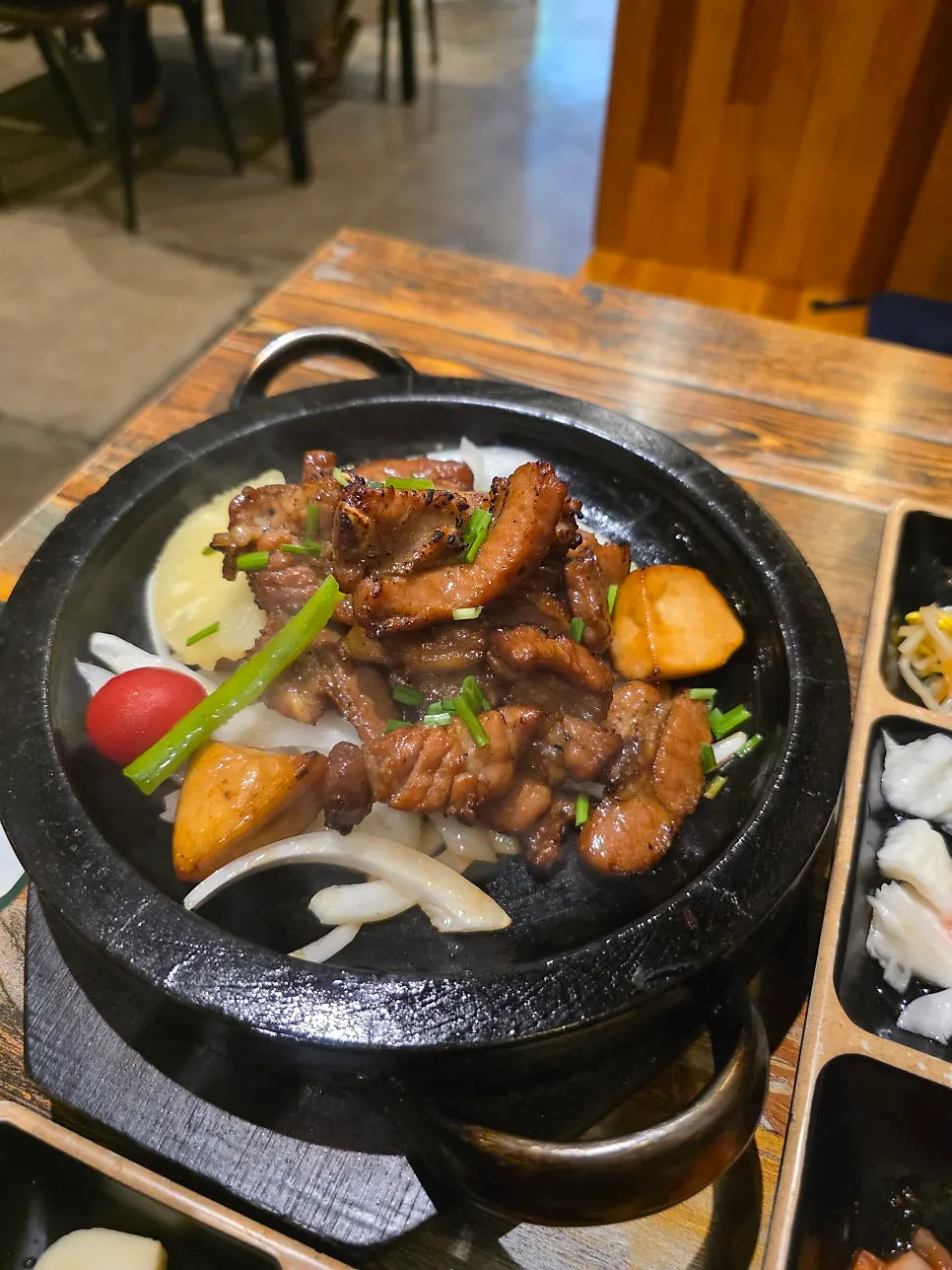 돌판에 나온 돼지 석갈비