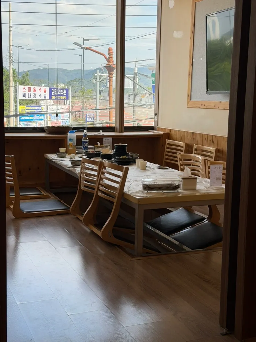 Dining hall at Masan Ssamjangjip suited to group visits