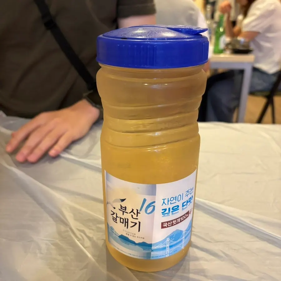 테이블에 준비된 보리차 물병