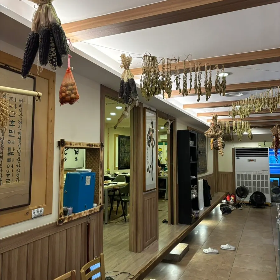 마산쌈장집 내부 홀 분위기