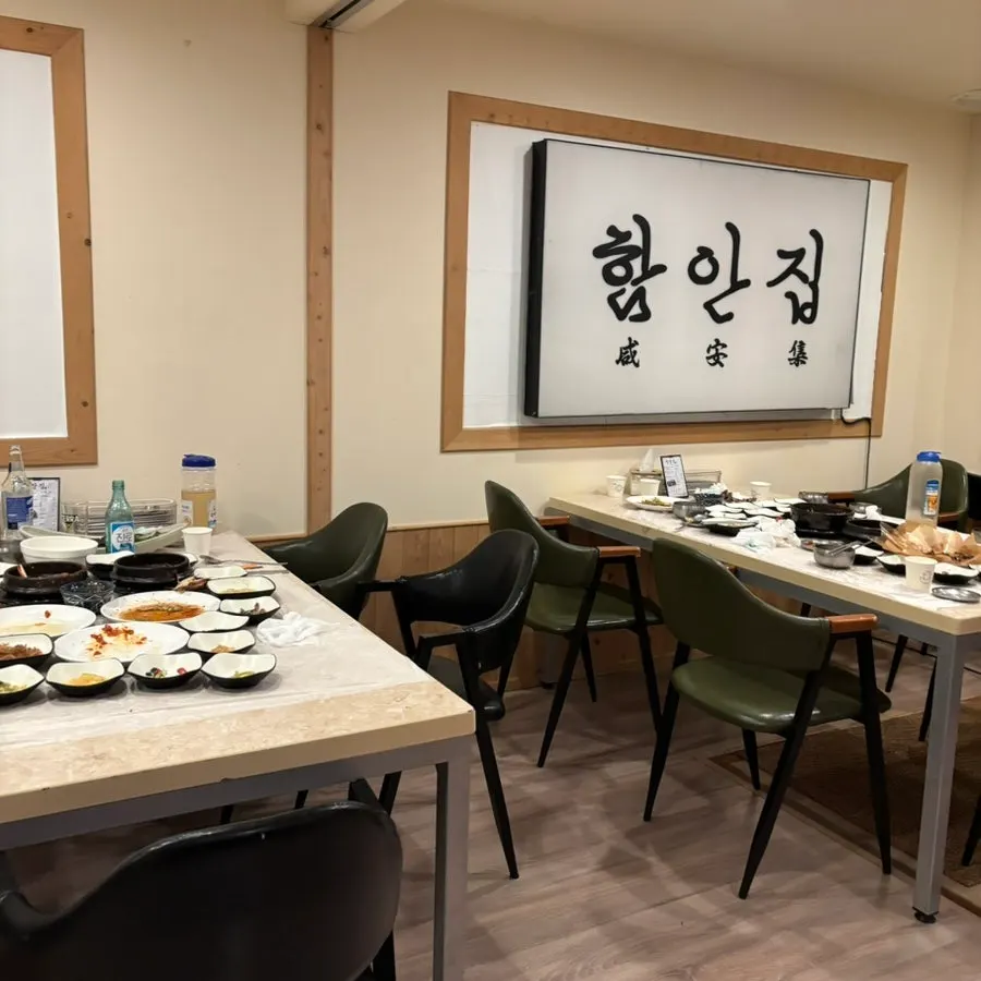 주말 저녁 손님이 많은 마산쌈장집 홀