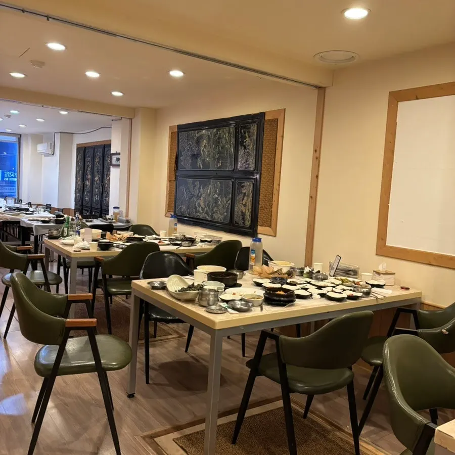 토요일 저녁 식사 시간대 매장 풍경