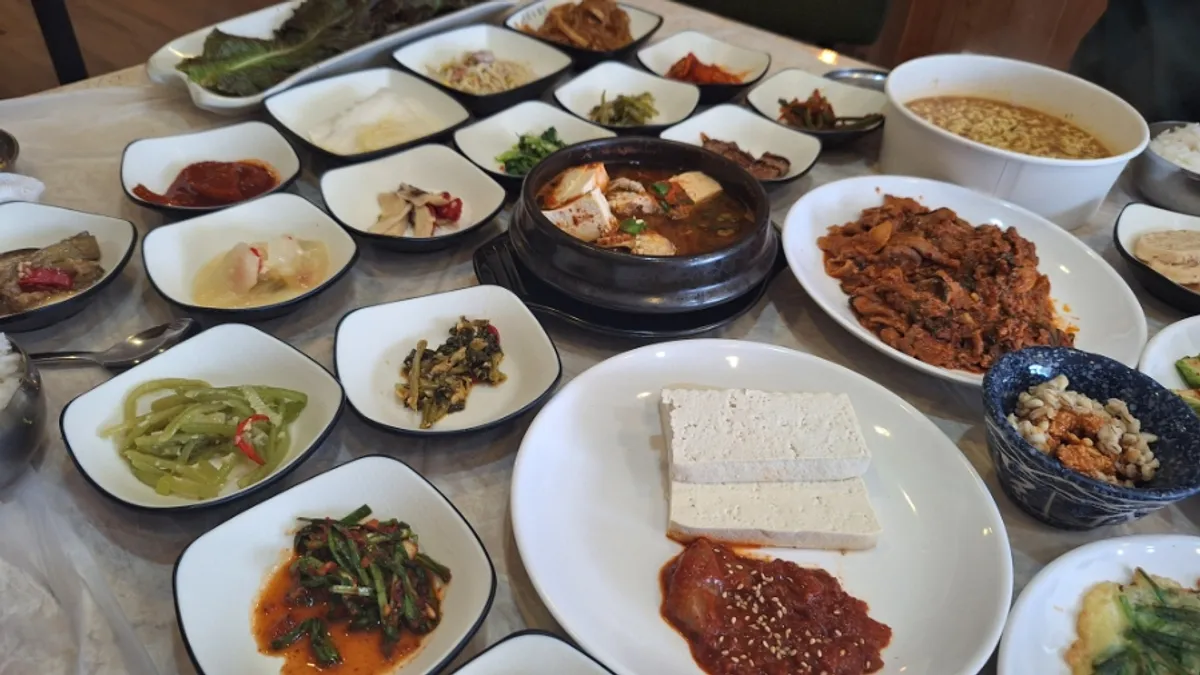Exterior of the building housing Masan Ssamjangjip, a hanjeongsik restaurant in Masan Daetgeori