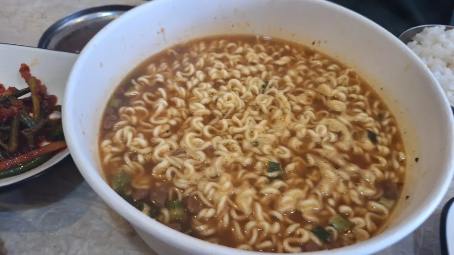A pot of self-cooked Hangang ramyeon