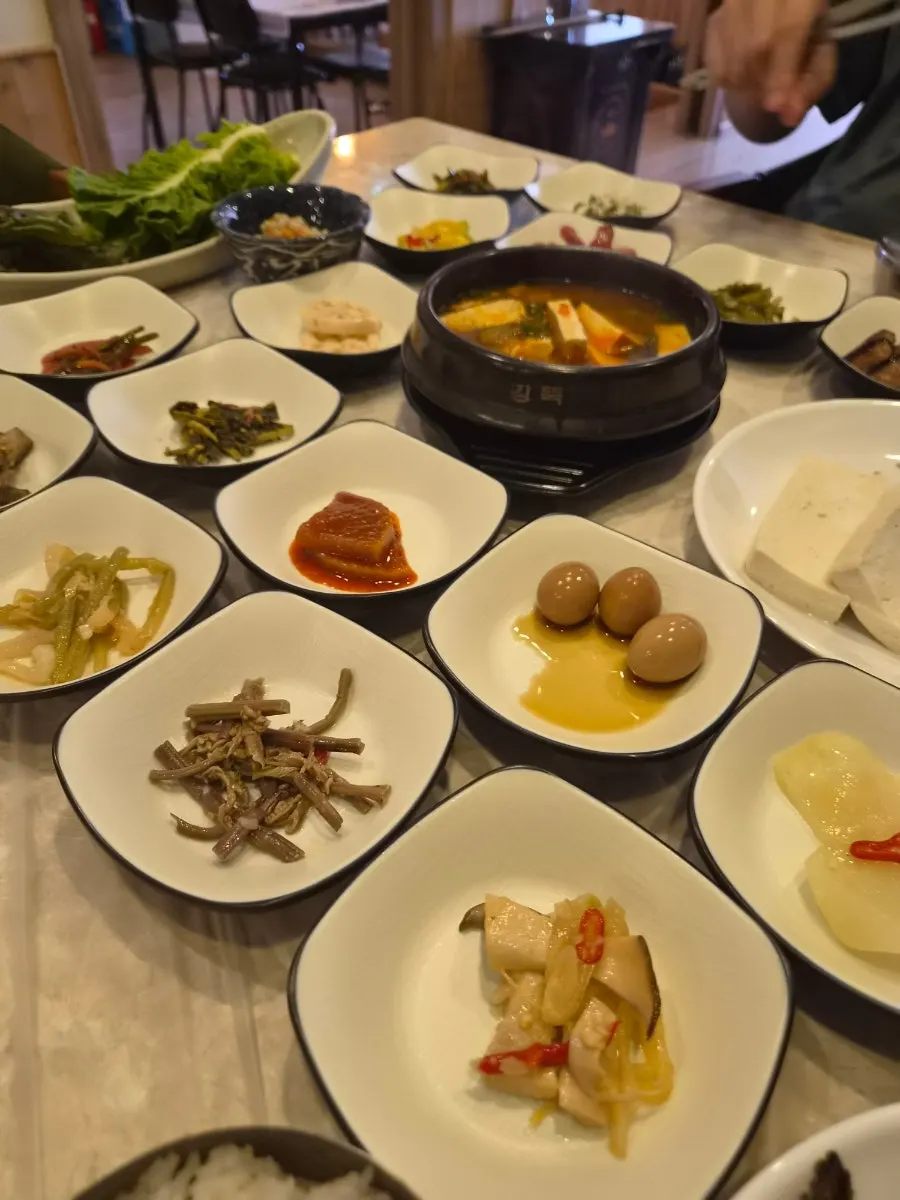 The full 14,900 won ssambap set spread per person
